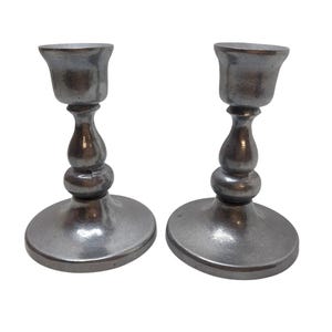 Par de candelabros vintage Armetale de peltre con base estampada, diseño clásico, 10,8 cm de alto