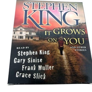 Puede incluir: Portada de audiolibro de Stephen King con el título "It Grows on You". La portada presenta una imagen espeluznante de una persona en un camino que conduce a una casa, con un cielo rojo y naranja.