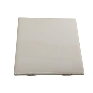 Puede incluir: Una baldosa de cerámica cuadrada, blanquecina, con acabado brillante. La baldosa es de color neutro, adecuada para diversas aplicaciones de diseño. Los bordes parecen ligeramente redondeados. La baldosa mide aproximadamente 20 cm por 20 cm.