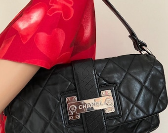 CHANEL BAGUETTE BAG in quilted black leather, vintage, handle, good condition