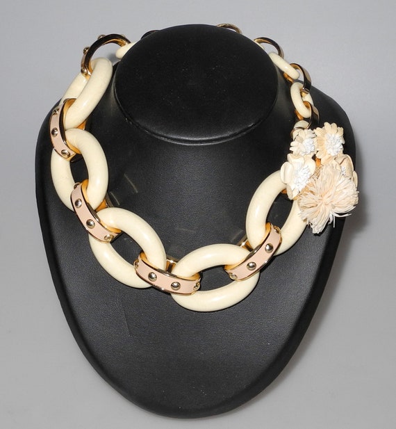 LOUIS VUITTON NECKLACE With Rings in Ivory Resin Gilt Metal 