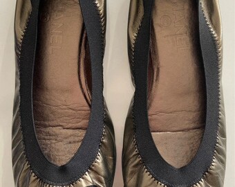 CHANEL Ballerinas aus bronzefarbenem Leder und schwarzem Lackleder, S.39,5, sehr guter Zustand