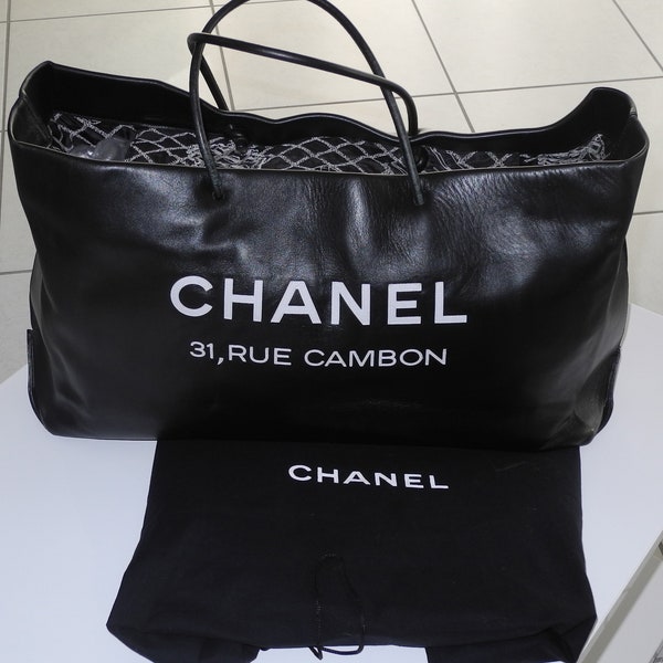 CHANEL GRAND SAC en cuir noir, brodé 31 Rue Cambon, Dustbag, très bel état