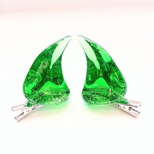 SANG DE FÉE |  Cornes de diable à clip en résine | Pinces à cheveux vertes et accessoires rave pour gothiques fantaisistes ou cosplay de cornes d&#39;Halloween