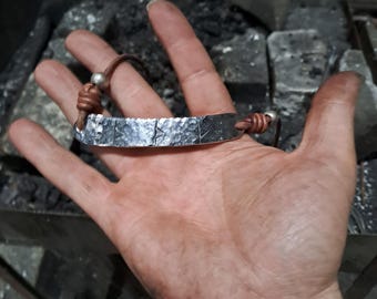 Amulett mit eingraviertem Galdr