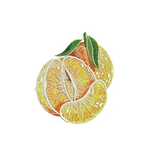 Könnte beinhalten: Stickerei einer Mandarine mit grünen Blättern. Die Mandarine ist aufgeschnitten, um die inneren Segmente zu zeigen.