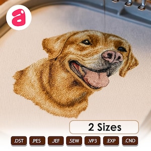 以下が含まれることがあります： ピンクの鼻と舌を持つ、金色のラブラドールレトリバー犬の刺繍画像。犬は微笑んでいます。「2 Sizes」というテキストが白い長方形で表示されています。長方形の下には、ファイル形式.DST、.PES、.JEF、.SEW、.VP3、.EXP、および.CNDがあります。