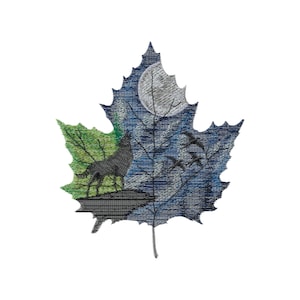 Może przedstawiać: Haftowany wzór przedstawiający niebieskie liść klonu z wilkiem, ptakami i pełnią księżyca w tle.