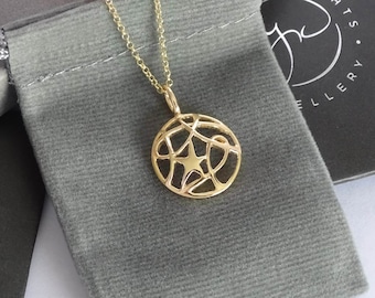 Collar de estrella. Colgante de disco de plata esterlina y oro vermeil amarillo con cadena de 18 pulgadas. Collar de estrella.