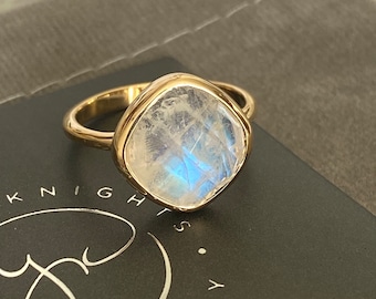 Anillo de piedra lunar hecho a mano en oro amarillo vermeil y plata esterlina / Anillo grande de piedra lunar / Anillo de piedra lunar arcoíris natural / Anillo apilable