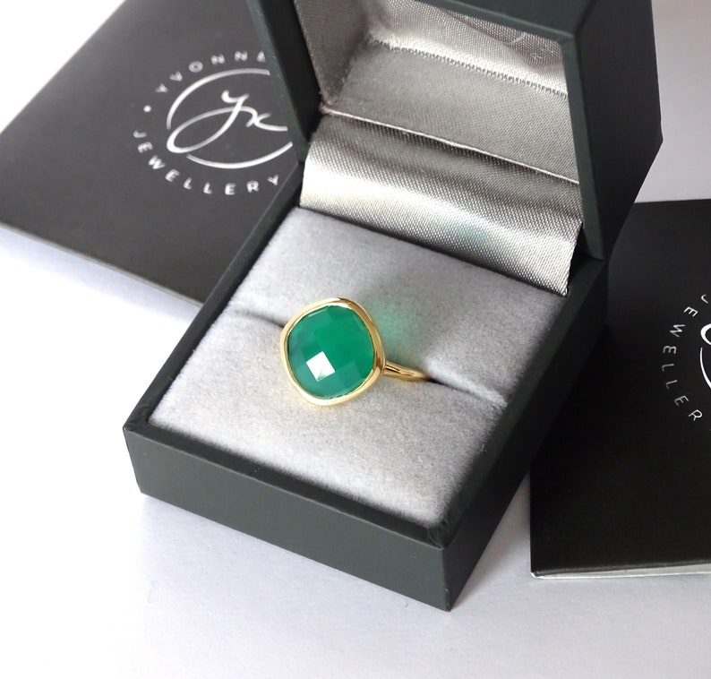 Anillo apilable grande de ónix verde, hecho a mano, en oro vermeil amarillo y plata de ley. Preciosa gema de ónix natural y oro vermeil amarillo. imagen 1