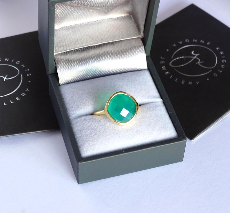 Anillo apilable grande de ónix verde, hecho a mano, en oro vermeil amarillo y plata de ley. Preciosa gema de ónix natural y oro vermeil amarillo. imagen 2
