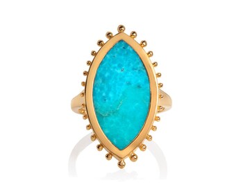 Anillo de oro amarillo bañado en oro y turquesa hecho a mano. Engastado con una piedra central de turquesa natural en forma de marquesa. Anillo llamativo de turquesa.