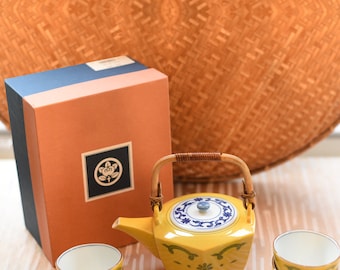 Yellow tea pot with handle and lid includes 5 tea cups