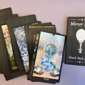 Op de afbeelding: Een set van drie keramische mokken met een gespikkelde, matte afwerking. De mokken zijn in de tinten crème, lichtgrijs en donkergrijs. Elke mok heeft een eenvoudig, minimalistisch ontwerp, perfect voor koffie of thee.