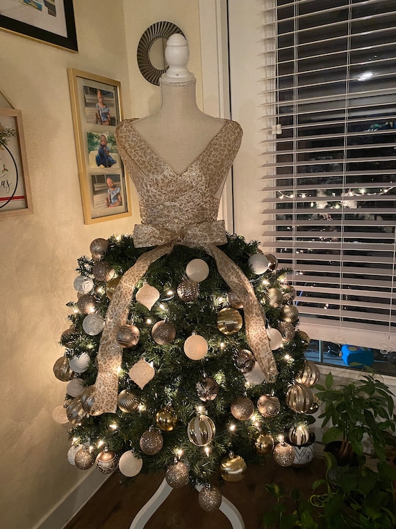 Christmas tree dress  Christmas tree dress, Dress form christmas tree, Mannequin  christmas tree
