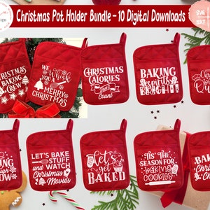Może przedstawiać: Zestaw dziesięciu czerwonych, pikowanych podkładek bożonarodzeniowych, każda z białą grafiką i tekstem. Tekst zawiera zwroty takie jak "Christmas Baking Crew", "Baking Spirits Bright" i "Let's Get Baked". Podkładki mają pętlę do zawieszania.