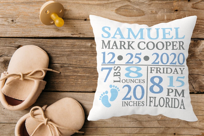 Puede incluir: Una almohada blanca con texto azul y gris que dice "SAMUEL MARK COOPER 12.25.2020 7 LBS 8 OUNCES 20 INCHES FRIDAY 8:15 PM FLORIDA". La almohada tambi&eacute;n presenta dos huellas de pies azules.