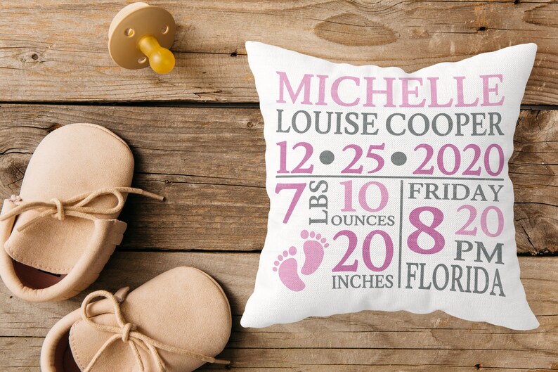 Puede incluir: Almohada blanca con texto rosa y gris. El texto dice "Michelle Louise Cooper 12.25.2020 7 lbs 10 ounces Friday 8:20 PM Florida 20 inches". Hay dos huellas de pies rosas en la almohada.