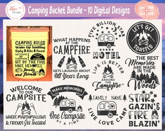Può includere: Un set di 10 design digitali con illustrazioni e testo a tema campeggio. I design includono frasi come "Camping Rules", "What Happens at the Campfire", "Five Billion Star Hotel", "Life is Better Around the Campfire", e "Star Gazin' & Fire Blazin'".