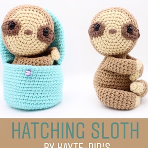 Puede incluir: Dos juguetes de perezosos de ganchillo. Uno está dentro de una cesta de ganchillo azul claro, y el otro está sentado erguido. Los perezosos son de color beige y marrón con ojos negros. El texto "HATCHING SLOTH BY KAYTE-DID'S" está en la parte inferior.
