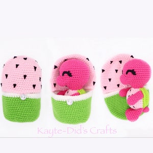 Może przedstawiać: Pluszowa zabawka w kształcie arbuza, z różową postacią arbuza w środku. Zabawka jest wykonana z zielonej, różowej i białej przędzy. Postać ma czarne oczy i małe czarne usta.