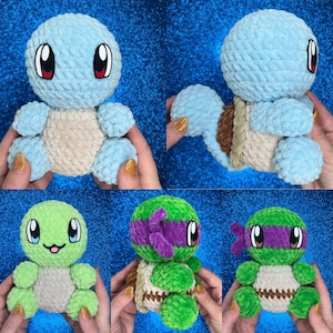 Puede incluir: Colección de peluches de tortuga hechos a mano con ganchillo en varios colores. Los peluches presentan caparazones azul claro, verdes y morados, con detalles beige y marrón. Cada tortuga tiene ojos grandes y expresivos.