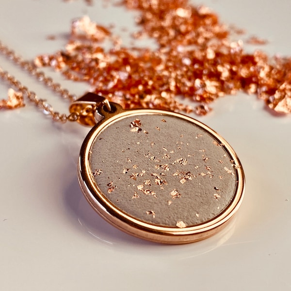 Beton Halskette Roségold mit Blattgold, Betonschmuck Kette mit Anhänger, Geschenk für die Freundin