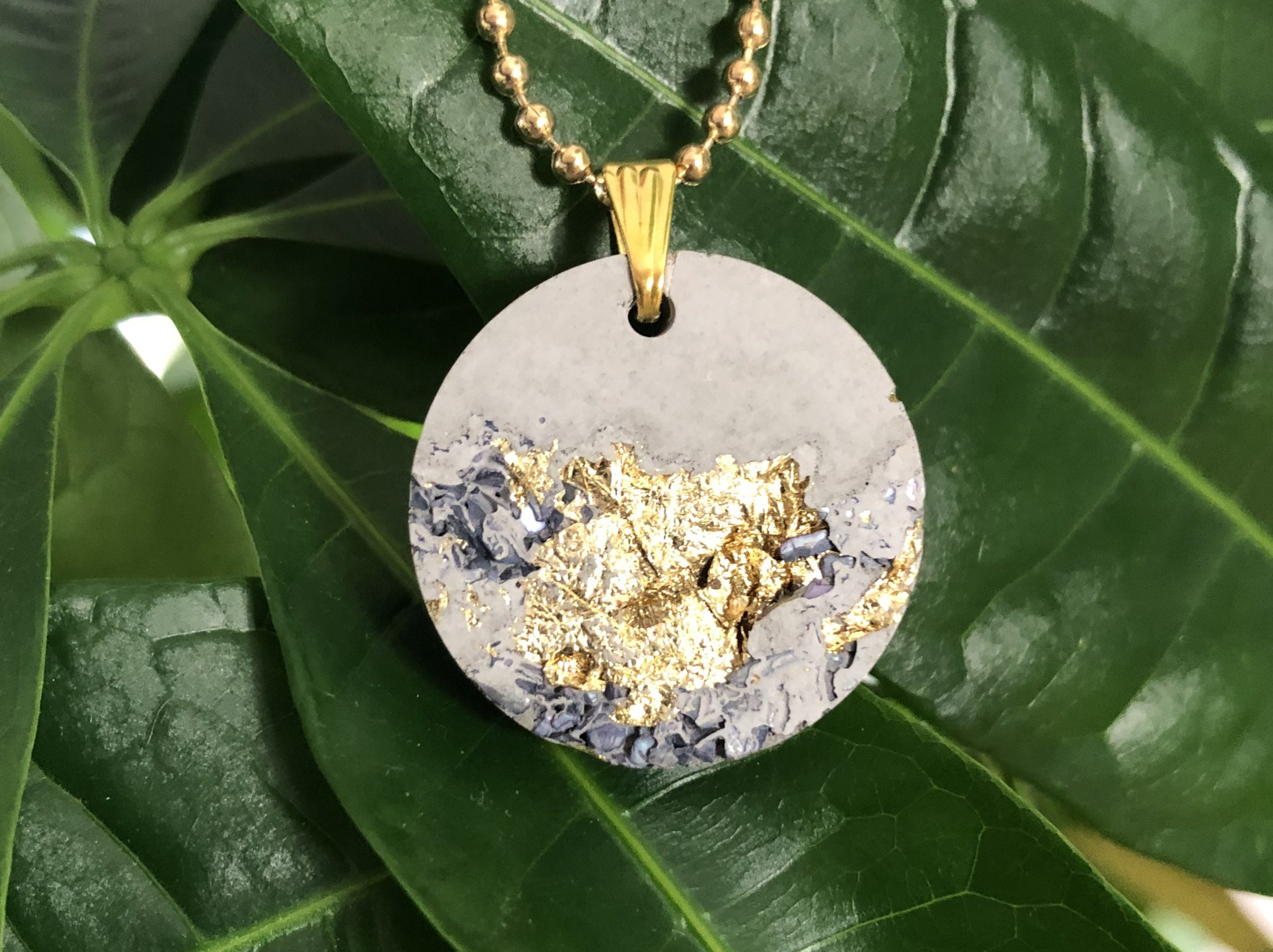 gold chain geometric chain ladies Concrete jewelry necklace round stainless steel with gold leaf and shell shards