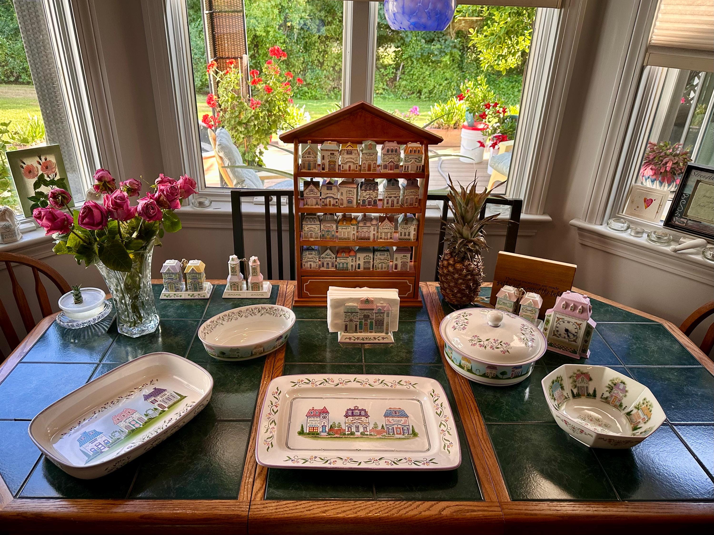 LENOXレノックス　ホワイトハウスの晩餐会にも　廃盤商品　ヴィンテージ Vintage Lenox Spice Village Serving Set: Platter, Baking Dish