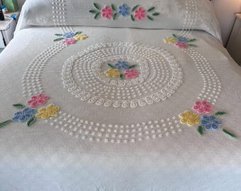 Vintage Chenille Bedspread: Floral Medallion Mid-Century Retro Home Decor