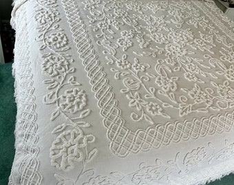 Vintage Cabin Crafts Needletuft All White 3-D Floral and Lattice Border with 3" Fringe in VG Condition