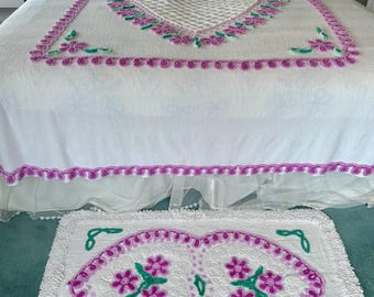 VTG Violet Floral Heart with White Lattice Chenille Bedspread with Matching Rug