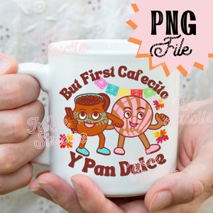 以下が含まれることがあります： コーヒーポットと甘いパンのカラフルなイラストが描かれた白いセラミックマグカップ。テキストは「But First Cafecito Y Pan Dulce」です。