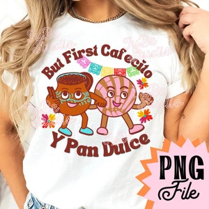 以下が含まれることがあります： 白地に、茶色とピンクの漫画のイラストが描かれたTシャツ。ホットチョコレートの入ったマグカップとペストリーが描かれています。Tシャツには「But First Cafetito Y Pan Dulce」という文字が印刷されています。