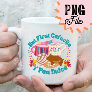 以下が含まれることがあります： カラフルなデザインが施された白いセラミック製のマグカップ。コーヒーカップ、ペストリー、そして「But First Cafécito y Pan Dulce」というテキストが描かれています。