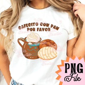 以下が含まれることがあります： 白いTシャツに、茶色の文字で「Cafecito con pan por favor」と書かれています。デザインは、茶色の粘土製のマグカップに、白いホイップクリームの渦巻きと、茶色と白の甘いパンが描かれています。