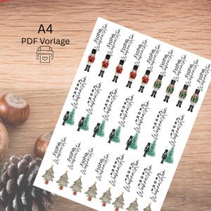 Può includere: Un foglio di adesivi con disegni a tema natalizio. Gli adesivi presentano schiaccianoci, alberi di Natale e la scritta "Frohe Weihnachten". Il foglio include anche il testo "A4 PDF Vorlage".