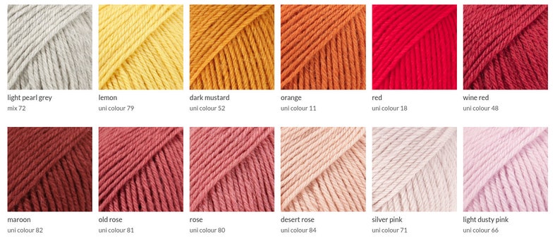 Pode incluir: Uma cole&ccedil;&atilde;o de novelos de l&atilde; em v&aacute;rias cores, incluindo cinza p&eacute;rola claro, amarelo lim&atilde;o, mostarda escura, laranja, vermelho e vermelho vinho. Cada novelo &eacute; rotulado com o nome da cor e um identificador &uacute;nico.