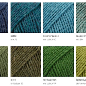 Pode incluir: Uma paleta de cores de novelos de l&atilde; em v&aacute;rios tons de azul, verde e preto. As cores s&atilde;o rotuladas com nomes como "azul marinho", "verde mar" e "oliva claro". Alguns novelos t&ecirc;m etiquetas "NOVO". Ideal para projetos de tric&ocirc; e croch&ecirc;.