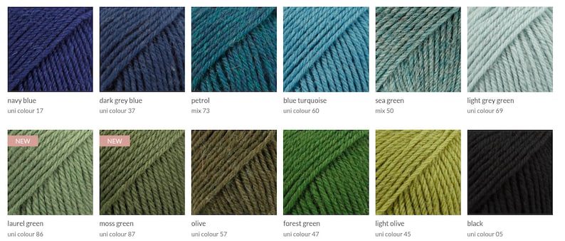 Pode incluir: Uma paleta de cores de novelos de l&atilde; em v&aacute;rios tons de azul, verde e preto. As cores s&atilde;o rotuladas com nomes como "azul marinho", "verde mar" e "oliva claro". Alguns novelos t&ecirc;m etiquetas "NOVO". Ideal para projetos de tric&ocirc; e croch&ecirc;.