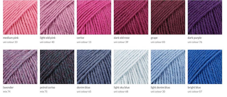 Pode incluir: Uma cole&ccedil;&atilde;o de novelos de l&atilde; em v&aacute;rias cores, incluindo rosa, roxo e azul. Cada novelo &eacute; rotulado com o seu nome de cor e um n&uacute;mero de cor uni correspondente. As cores variam de tons claros a escuros.