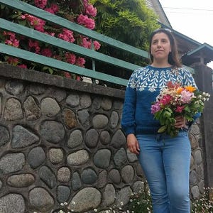 Hand knitted iceland style sweater with round yoke and floral pattern