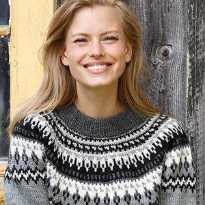 Hand knitted sweater with Nordic or fair isle pattern in 100% wool yarn zdjęcie 2