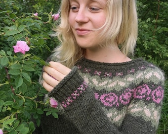 Pull en laine islandaise vert avec empiècement rond à motif de roses