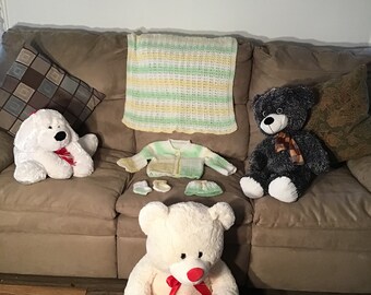 Baby set with blanket multi color white, yellow, green.