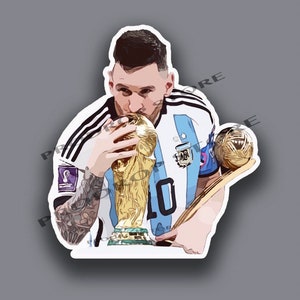 Peut inclure: Un autocollant repr&eacute;sentant une illustration num&eacute;rique d'un joueur de football portant un maillot bleu et blanc, tenant un troph&eacute;e dor&eacute; et l'embrassant. Le joueur porte le num&eacute;ro 10 sur son maillot. L'autocollant a une bordure blanche.