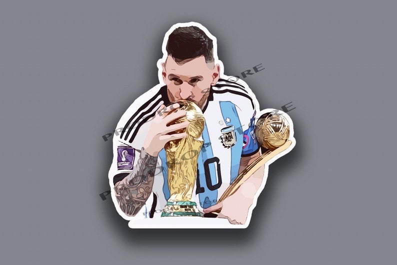 Peut inclure: Un autocollant repr&eacute;sentant une illustration num&eacute;rique d'un joueur de football portant un maillot bleu et blanc, tenant un troph&eacute;e dor&eacute; et l'embrassant. Le joueur porte le num&eacute;ro 10 sur son maillot. L'autocollant a une bordure blanche.