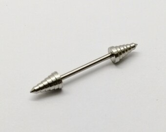 Puede incluir: Una barra de barbell plateada con un diseño en espiral en cada extremo. La barra mide aproximadamente 3,8 cm de largo.