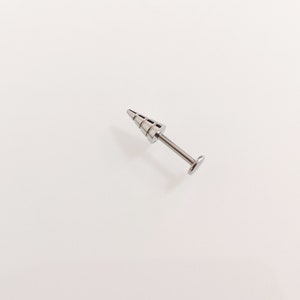 16 g, 1,2 mm labret piercing lange steker - titanium labret met drie gelaagde stekels - lippen, oorbel, helix, daith, schelp, tragus, gratis verzending